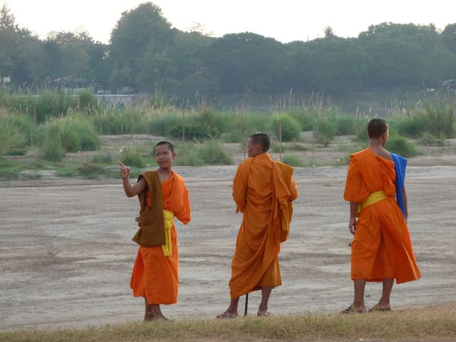 Buddhistische Mönche am Mekong, der Grenze zu Thailand.